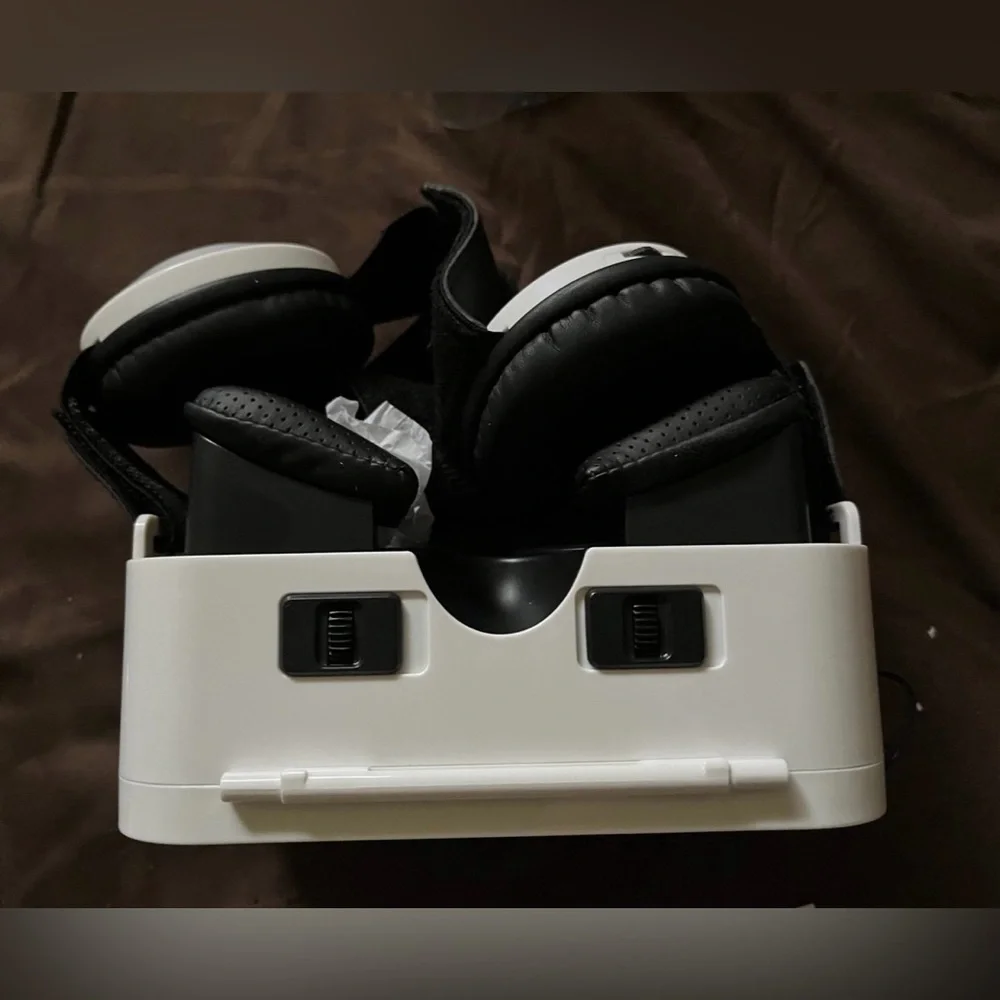Sharper Image VR Headset With Headphones
